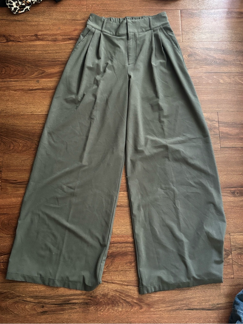 ALO Yoga Women's Wide-Leg Pants in Olive